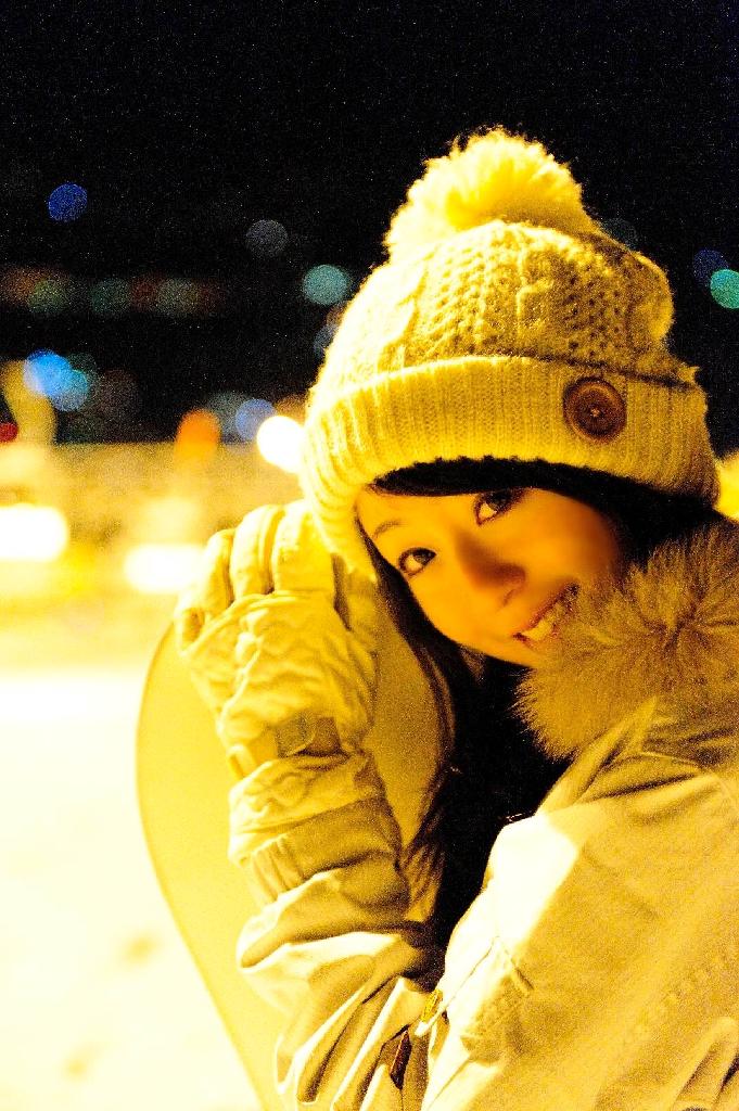 石打丸山スキー場のナイトスキーを紹介する阿部美優さん＝「美女旅（冬編）」から（h design project提供）