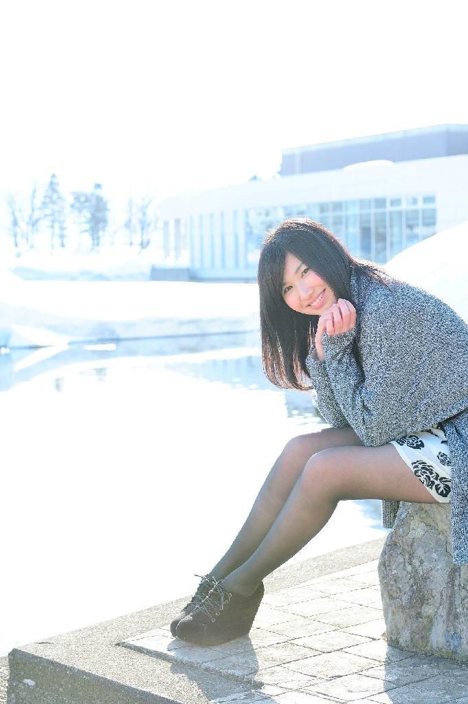 池田記念美術館を紹介する原沢美友さん＝「美女旅（冬編）」から（h design project提供）