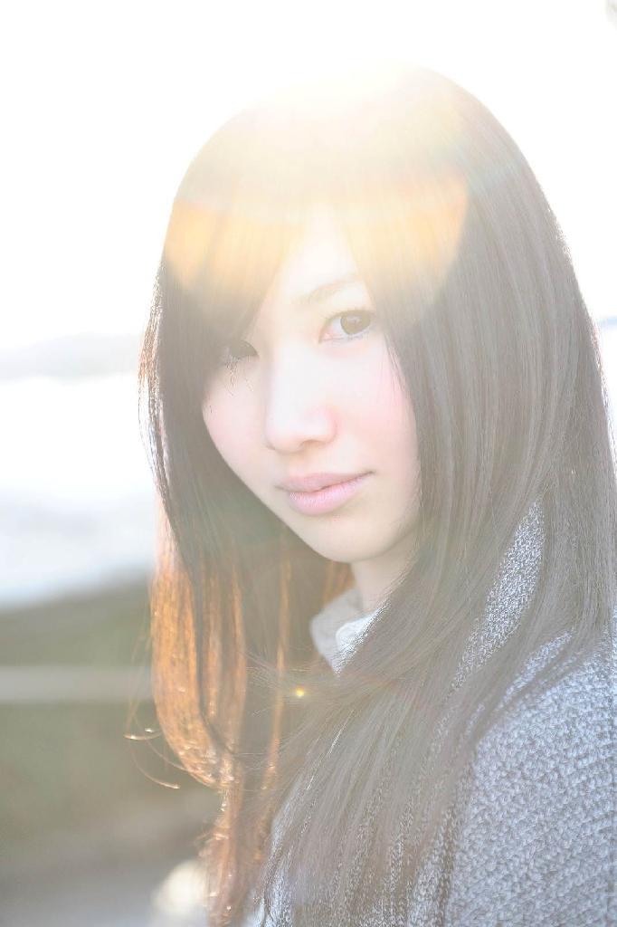 池田記念美術館で撮影する原沢美友さん（h design project提供）