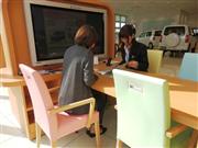 スズキの販売店「スズキアリーナ三鷹」では、女性が気軽に入れる空間を意識した（スズキ提供）