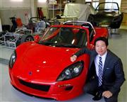 京都発のスポーツカー「トミーカイラＺＺ」と小間裕康社長＝京都府宇治市