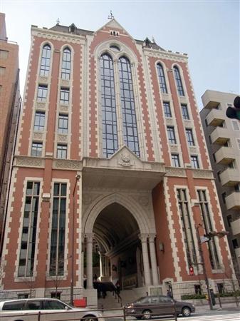 慶応大学、三田キャンパスの東門＝東京都港区三田