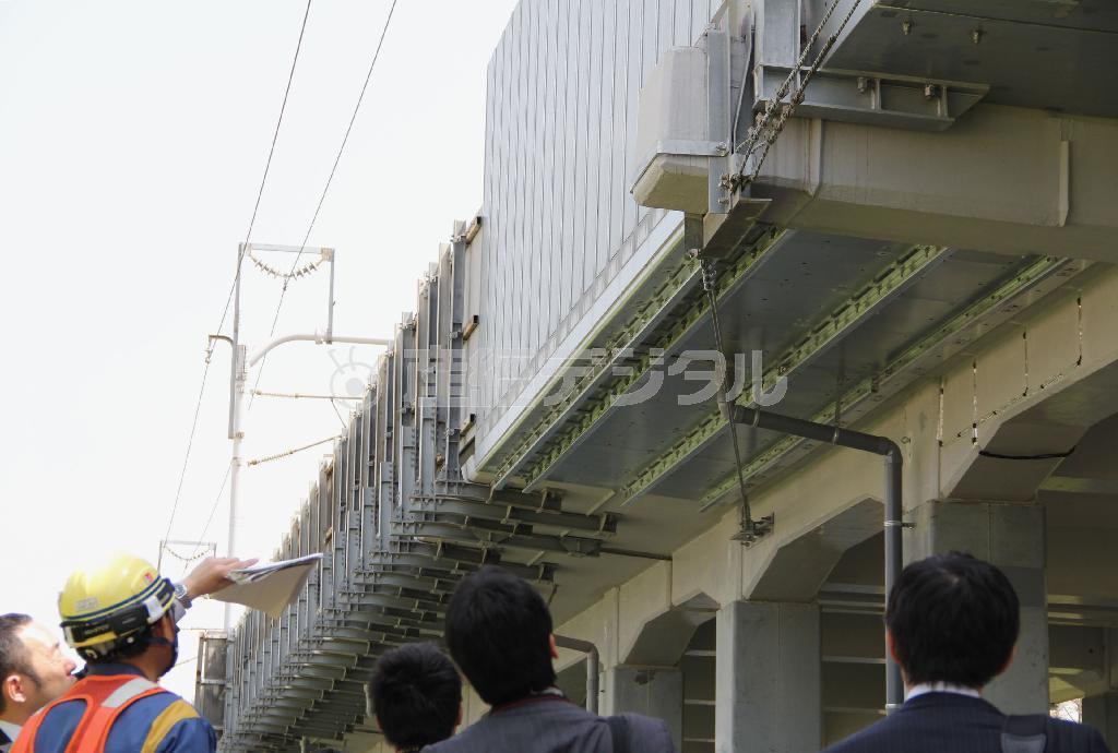 鉄板で補強された、東海道新幹線の瀬田高架橋の橋桁（手前）。奥は改修前の高架橋＝１８日午後、大津市