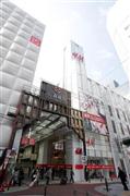 大阪・心斎橋に出店したＨ＆Ｍの旗艦店（右）。向かいにはユニクロ心斎橋店がある＝大阪市中央区（門井聡撮影）