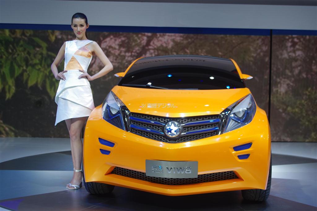 日産が中国のみ展開する「ヴェヌーシア」。1世代前のプラットフォーム（車台）を使い、低価格で販売している＝上海モーターショー（飯田耕司撮影）