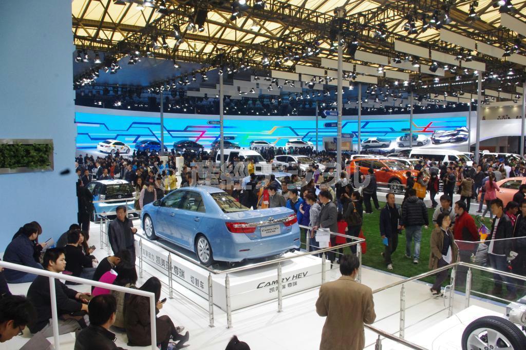 上海モーターショーで次世代環境車を数多く展示したトヨタ自動車のブース