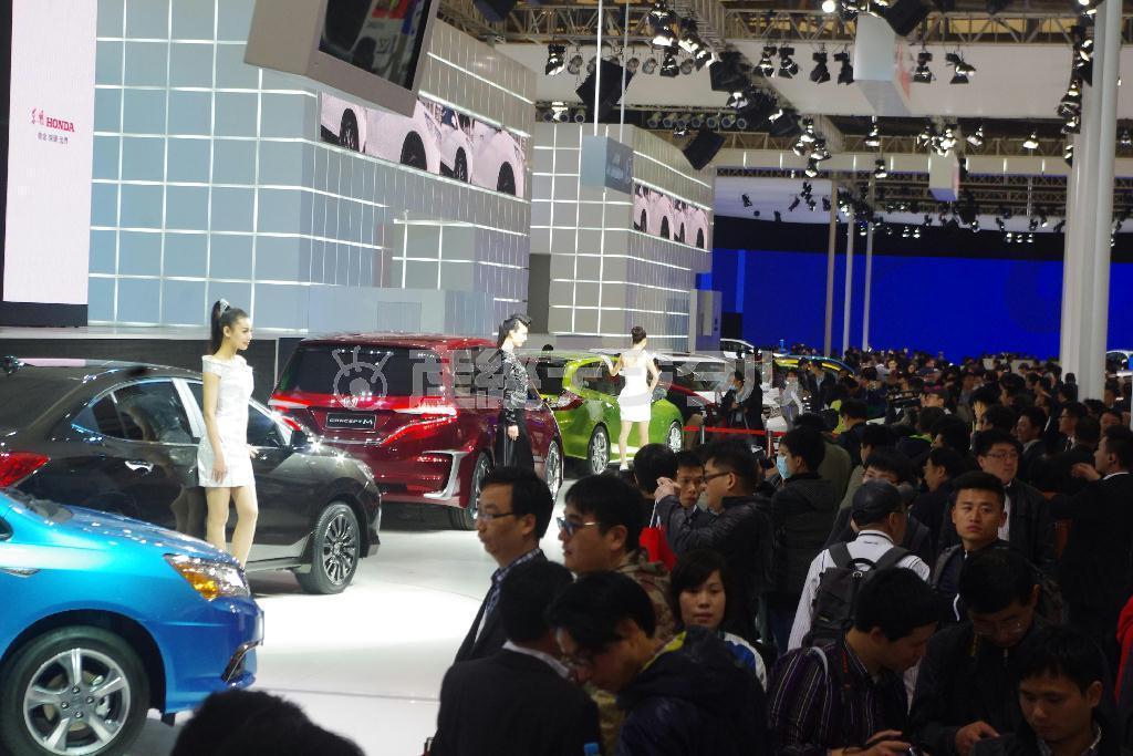 上海モーターショーが開幕。ホンダは高級車ブランドの中国生産を表明し中国重視の姿勢をアピールした＝２０日（飯田耕司撮影）