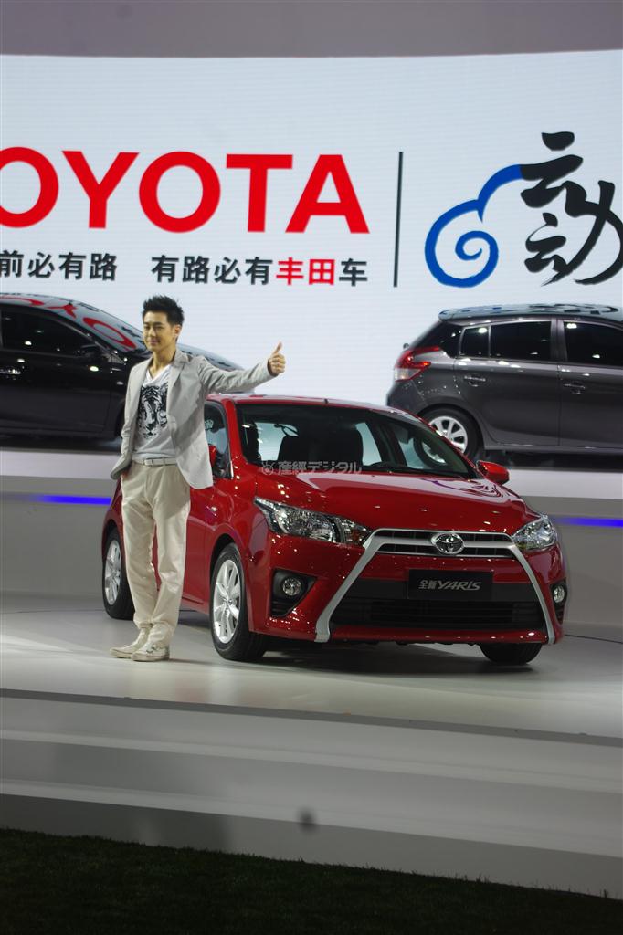 トヨタは、中国で人気のタレントを使って、世界戦略の新型車「ヤリス」をアピールした＝２０日、上海モーターショー会場