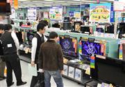 お買い得な価格の商品が並ぶテレビ売り場＝大阪市浪速区のヤマダ電機ＬＡＢＩ１なんば店