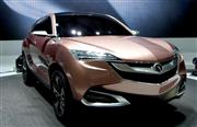 ホンダは中国市場をメーンターゲットに開発した小型ＳＵＶの世界戦略車を世界で初めて披露した＝２０日、上海モーターショー