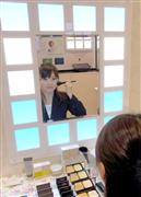 パイオニアが開発した有機ＥＬ照明を使った化粧台。気分や外出先によって、光の色を変えられる＝１９日、東京・銀座