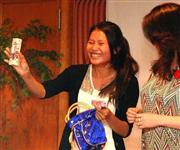 ソーシャルビジネス・ドリームパートナーズの投資１号案件となったカンボジアの「ドリーム・ガールズ・プロジェクト」で作品を披露する女性＝２０１３年３月、プノンペン（木村文撮影）