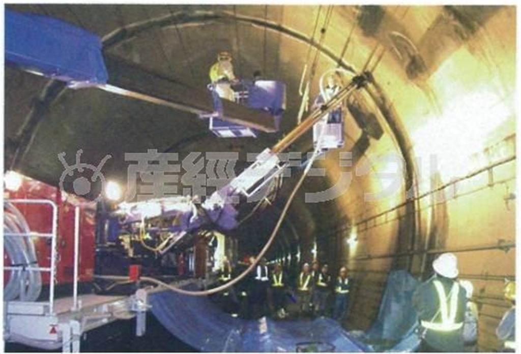 トンネルの強度補修作業。内壁に長さ３メートルの巨大ボルトを打ち込む（ＪＲ東海提供）