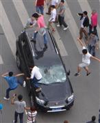 激化した反日暴動。中国の若者たちは無差別に日本車めがけて跳び蹴りを繰り返した＝昨年９月、中国・西安市内