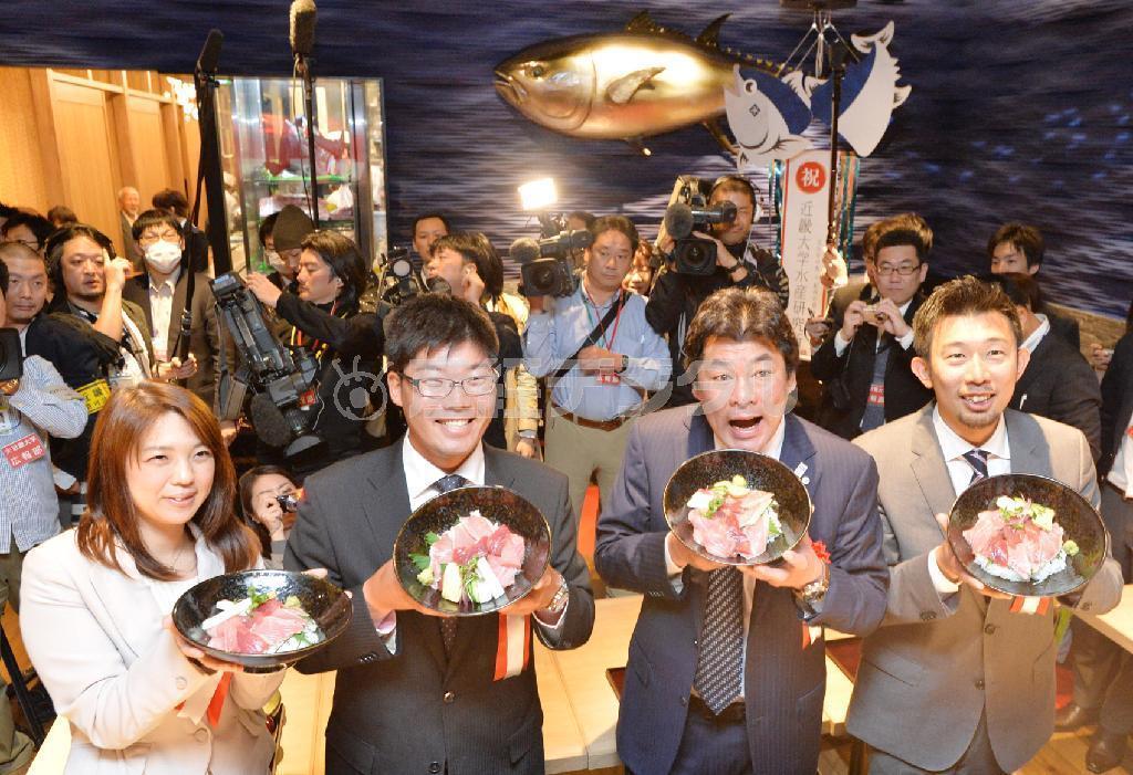 「近大マグロ丼」に舌鼓を打った赤井英和さん（前列右から２人目）、古川高晴さん（同３人目）ら＝２６日午前、大阪市北区のグランフロント大阪（沢野貴信撮影）