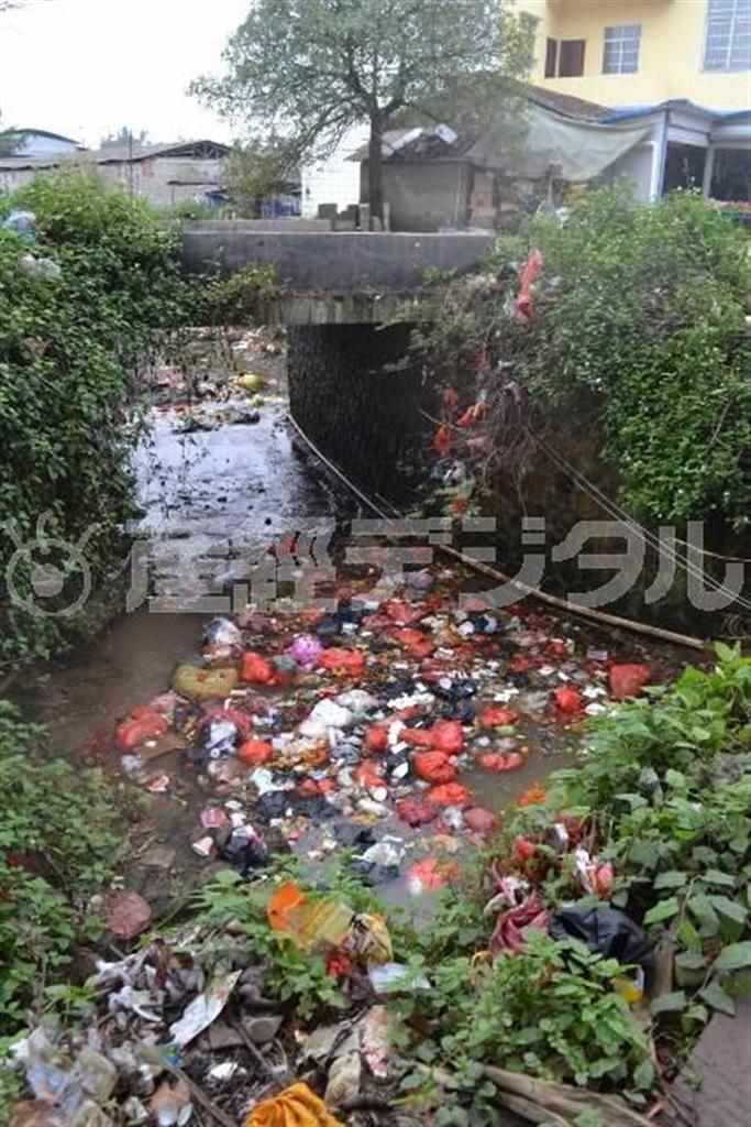 住民らが捨てるゴミで埋め尽くされた川＝中国広西チワン自治区東興市