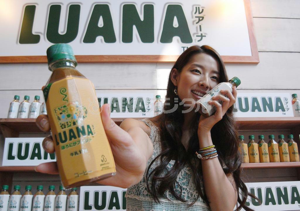 日本コカ・コーラの新コーヒーブランド「ＬＵＡＮＡ（ルアーナ）」をＰＲする女優のすみれさん＝東京都千代田区の新丸の内ビル