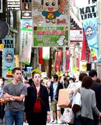 「円安効果」で、関西への外国人旅行客が増加している＝１１日午前、大阪市中央区の千日前道具屋筋商店街