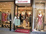 通信版売ながら店舗展開も積極的。「トレインチ自由が丘店」の雰囲気は高級ブティック＝東京都世田谷区