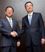 社長交代を発表し、握手するシャープの奥田隆司社長（左）と新社長となる高橋興三副社長＝１４日、東京都千代田区