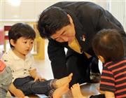保育所で子供たちとふれあう安倍晋三首相（中央）＝１６日午前１０時４０分、東京都港区のカンガルーム汐留（代表撮影）
