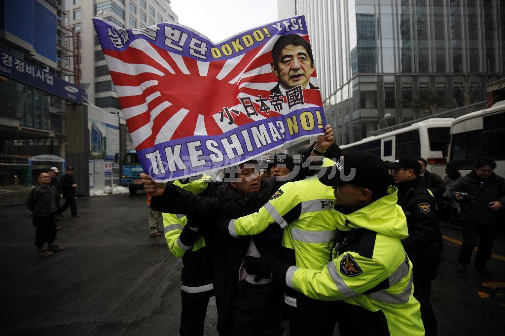 「竹島の日」に抗議する韓国の市民活動家。一方で景気低迷を背景に、韓国国内で安倍晋三政権の「アベノミクス」を評価する声も＝２月２２日（ロイター）