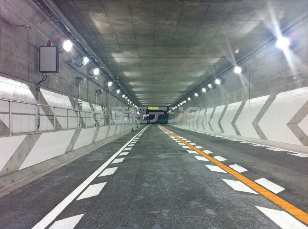 阪神高速２号淀川左岸線のトンネルに施された速度抑制効果のある壁面塗装