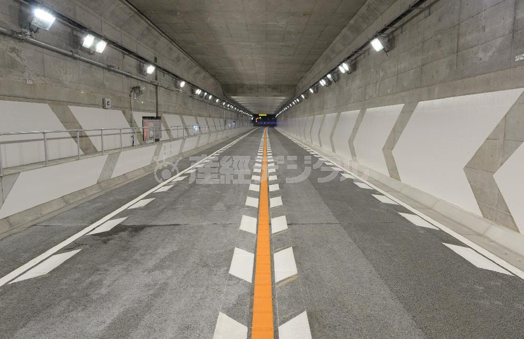 阪神高速２号淀川左岸線のトンネルに施された速度抑制効果がある壁面塗装＝大阪市此花区