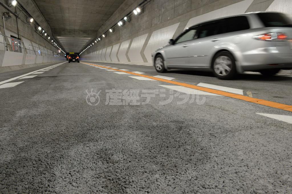 阪神高速２号淀川左岸線のトンネルに施された排水性が高い路面舗装と速度抑制効果のある壁面塗装＝大阪市此花区