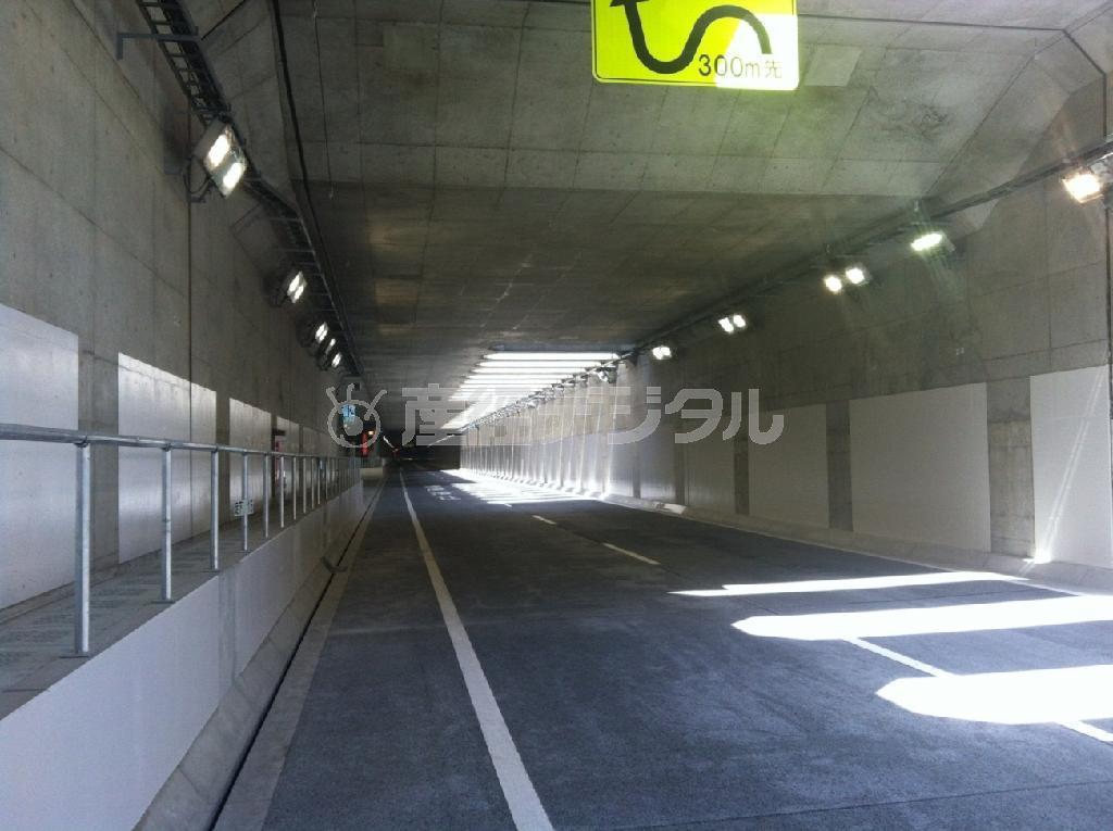 阪神高速２号淀川左岸線のトンネルに施された速度抑制効果のある壁面塗装