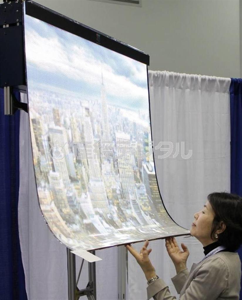 巻き取ることができるプラズマディスプレーの試作機（篠田プラズマ提供）