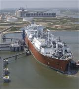 中部電力が対日輸出事業を計画している米ＬＮＧ基地。奥に見えるのが貯蔵タンク＝米テキサス州フリーポート（中部電力提供）