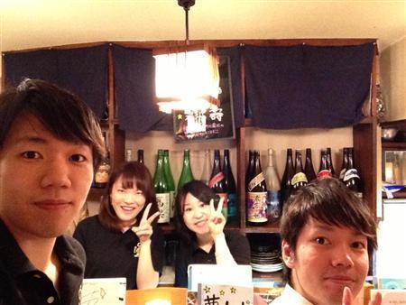 店内はカウンター１１席。メンバーとお客さんが夢を語り合える空間を作ることに最もこだわっている＝２０１３年５月１２日、東京都港区新橋の学生居酒屋「あるばか」（学生居酒屋「あるばか」４代目メンバー撮影）