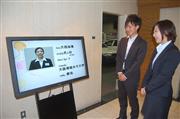 エイコー本社１階に設置された、新人社員の自己紹介を流すディスプレー＝大阪市中央区