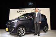 日産自動車の新型軽自動車「ＤＡＹＺ（デイズ）」と志賀俊之最高執行責任者＝６日午前、東京都渋谷区