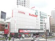 地下鉄駅と直結した「ビックカメラ赤坂見附駅店」。開店セールでにぎわった＝７日、東京都港区