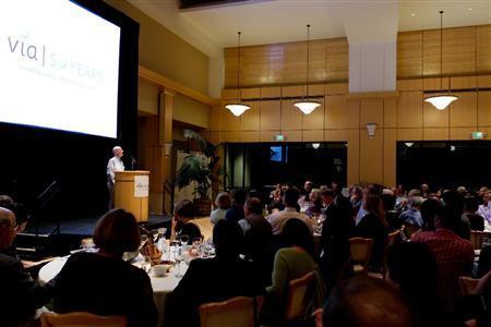 【Campus新聞】ＶＩＡ（Ｖｏｌｕｎｔｅｅｒｓ＿ｉｎ＿Ａｓｉａ）の設立５０周年パーティー。創設舎の情熱が引き継がれている＝２０１３年４月６日、米カリフォルニア州サンフランシスコ（立教大学＿有志学生記者、井上慶太郎撮影）