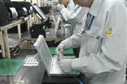 パナソニックの神戸工場で行われるパソコンの組立工程（同社提供）