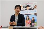 インタビューに答える映画『県庁おもてなし課』の三宅喜重監督＝２０１３年４月１６日（関西学院大学＿難波功士ゼミ、有志学生記者撮影）