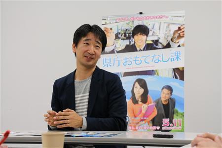 インタビューに答える映画『県庁おもてなし課』の三宅喜重監督＝２０１３年４月１６日（関西学院大学＿難波功士ゼミ、有志学生記者撮影）