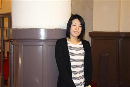 インタビューに答えてくれた小説『県庁おもてなし課』の作家、有川浩（ありかわ・ひろ）さん＝２０１３年（関西学院大学＿難波功士ゼミ、有志学生記者撮影）