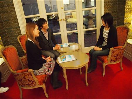 映画「県庁おもてなし課」の原作者、有川浩（ありかわ・ひろ）さん（右）に迫る学生記者＝２０１３年１月３０日（関西学院大学＿難波功士ゼミ、有志学生記者撮影）