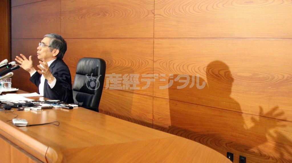 政策の現状維持を発表する日銀の黒田東彦総裁＝１１日、東京・日本橋の日銀本店