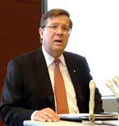 記者会見に臨むトヨタ自動車のジム・レンツ専務役員＝１２日、名古屋市中村区