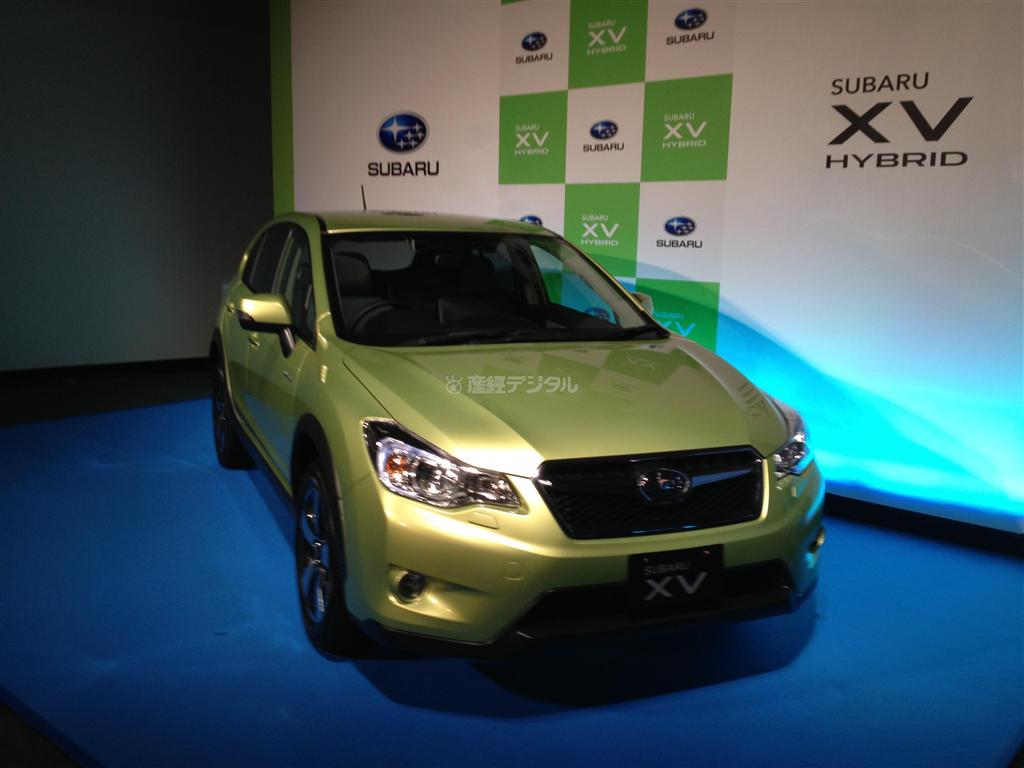 富士重工業が初夏に発売するハイブリッド車「スバルXVHV」＝１８日、東京都新宿区