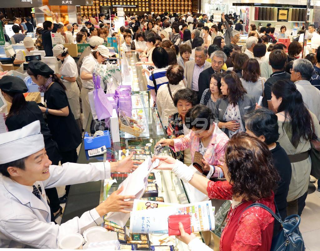 先行営業で招待客でにぎわうあべのハルカス近鉄本店＝１１日、大阪市阿倍野区（門井聡撮影）