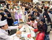 先行営業で招待客でにぎわうあべのハルカス近鉄本店＝１１日、大阪市阿倍野区（門井聡撮影）