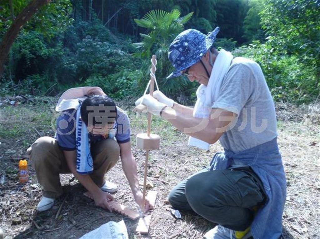 日清食品ホールディングスの無人島サバイバル研修。苦労しながら火をおこす社員たち＝平成２４年９月、広島県（日清食品ＨＤ提供）