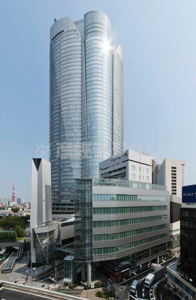 「六本木ヒルズクロスポイント」（手前）