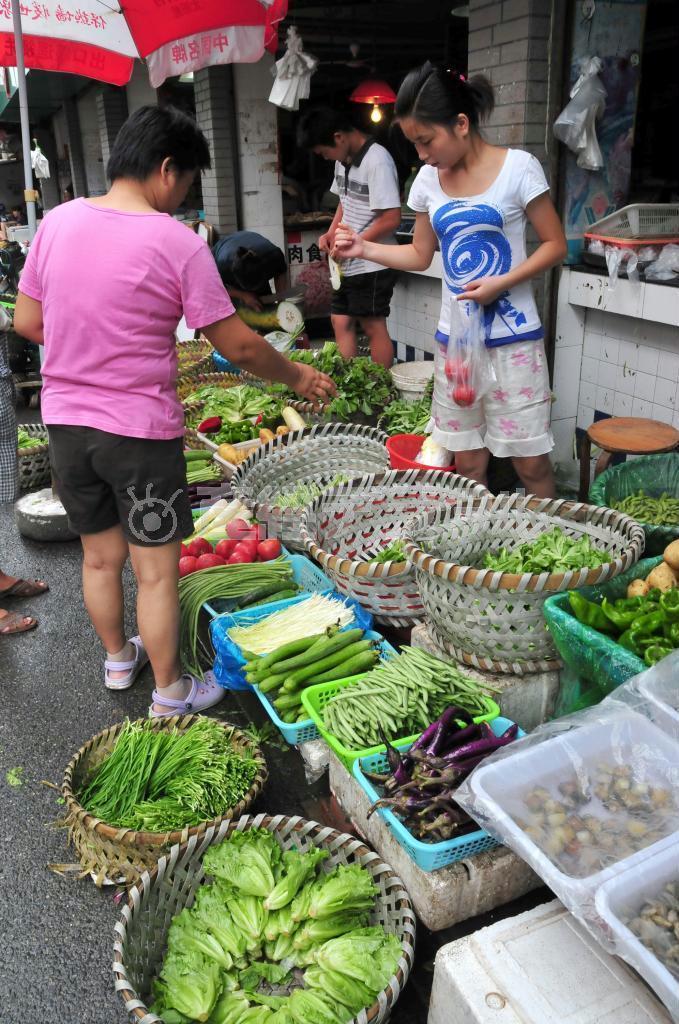 上海の街頭で野菜を売る近郊農民